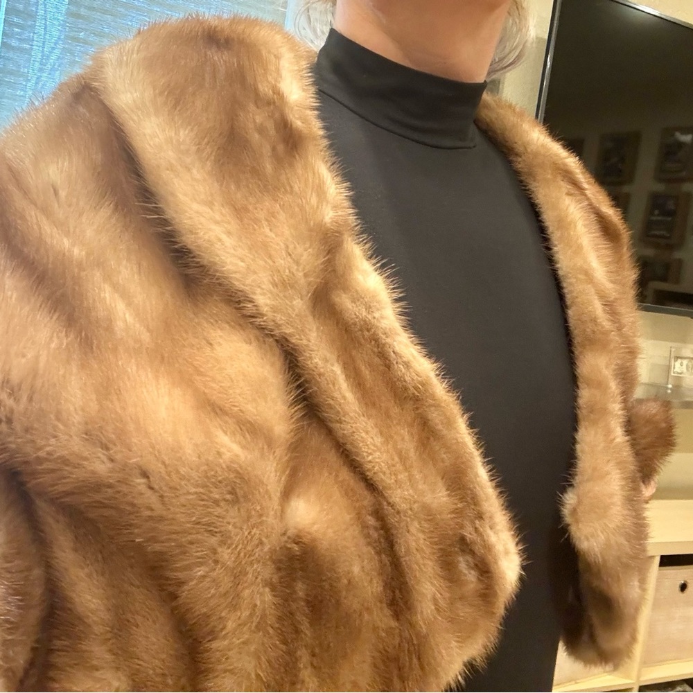 •Real mink fur, in a honey brown color (tan, beige,